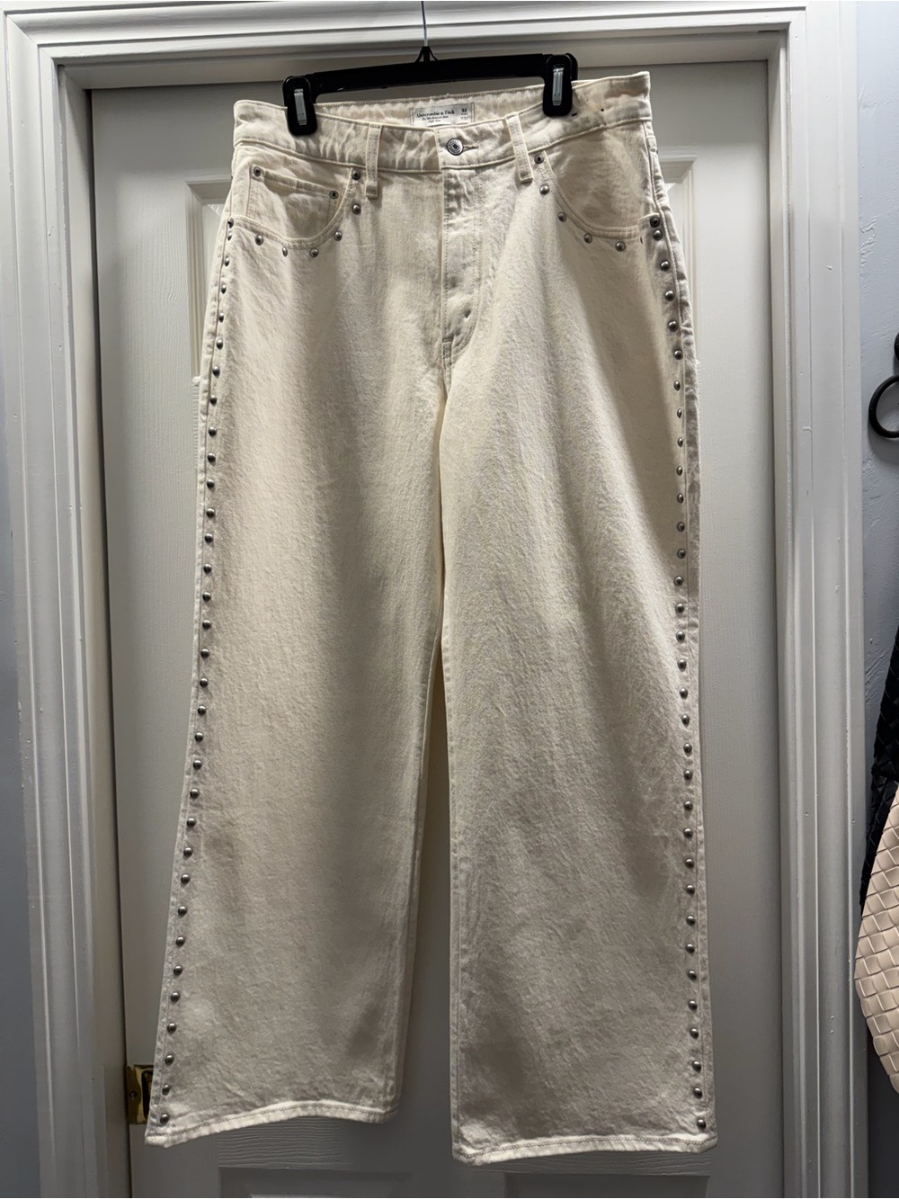 AF 90s Relaxed Hi-Rise Cream Wide-Leg Jeans with Stud Trim - 32 Short